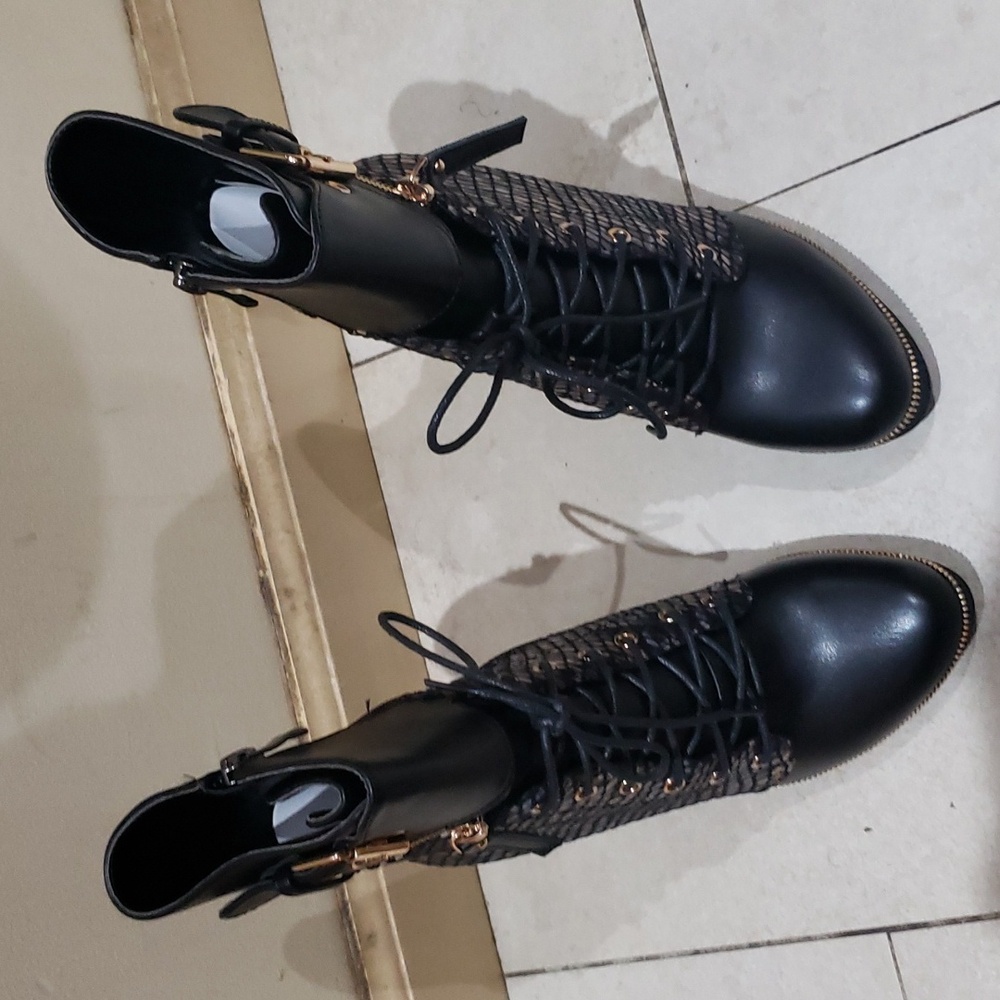 New Italina 4.5 inch black python snake bootie...size 7. - Picture 5 of 13